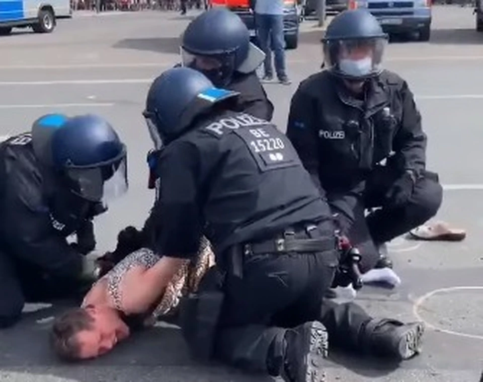 В Берлине проводится проверка полицейских, избивших участницу протестов