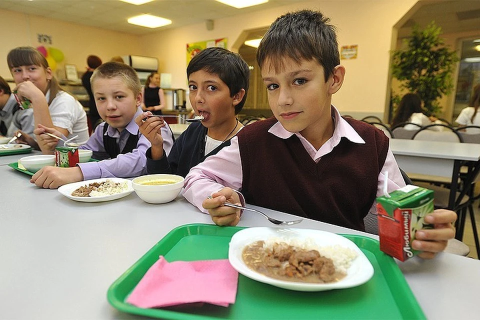 С 1 сентября учащихся начальных классов в школах должны кормить бесплатно