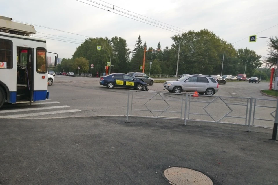 Два автомобиля столкнулись на оживленном перекрестке в Кемерове