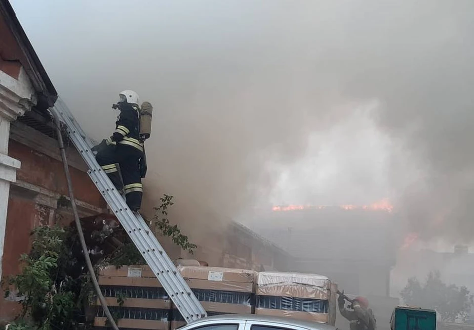Пожарные боролись с огнем в условиях сильного задымления