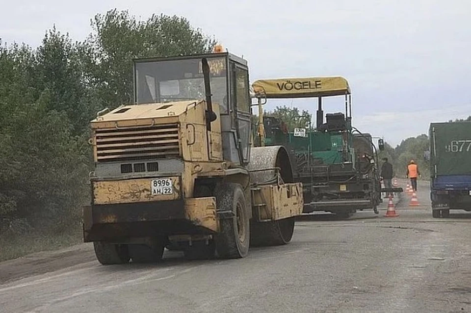 Специалисты ремонтируют участок от улицы Трактовой до путепровода через железнодорожные пути.