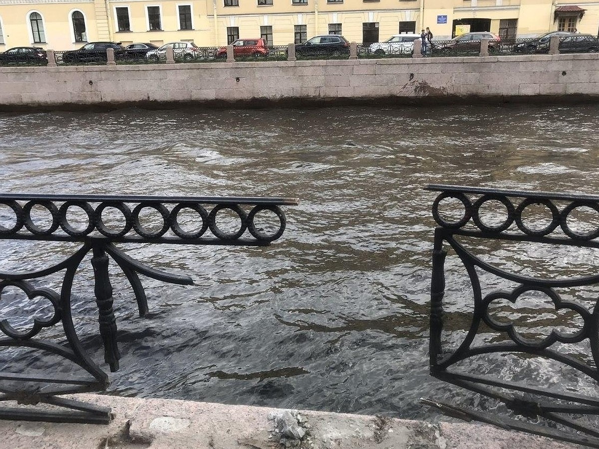 Часть ограды пропала с набережной Мойки в Санкт-Петербурге - KP.RU