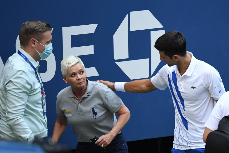 Сербский теннисист Новак Джокович попал мячом в женщину-лайнсмена