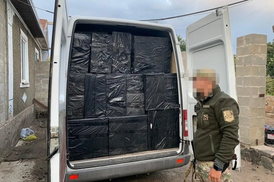 На территории частного домовладения в Гранитном обнаружили микроавтобус с ящиками контрабандных сигарет. Фото: don.gp.gov.ua