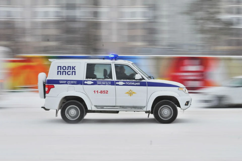 Владелец магазина подкинул взятку в ящик перед передним пассажирским сидением служебного автомобиля