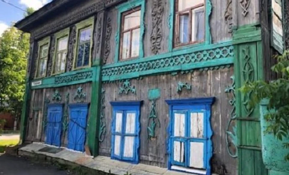 В Тюмени продают историческое здание, обшитое тесом.
