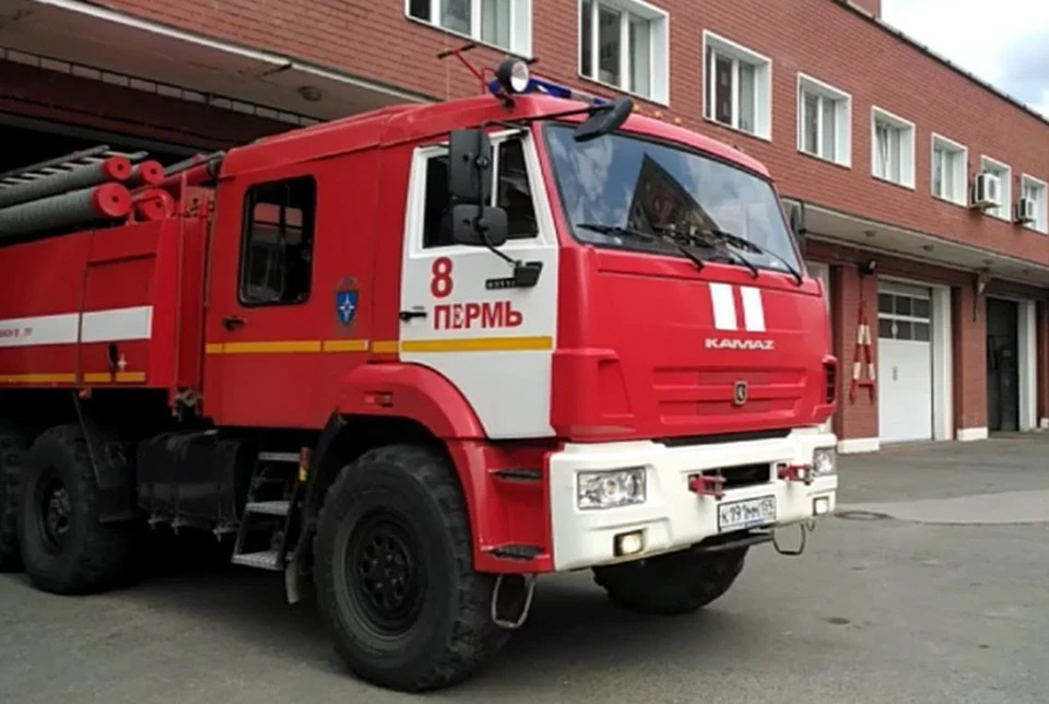 Пожарные спасли на пожаре двоих взрослых и ребенка. Фото: ГУ МЧС по Пермскому краю.