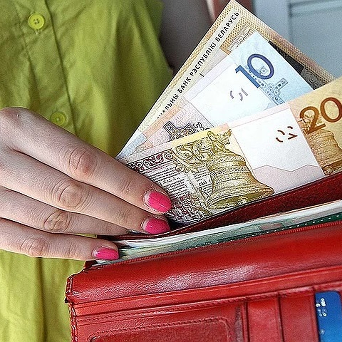 В Беларуси зарплату работникам начали выдавать продукцией? - KP.RU