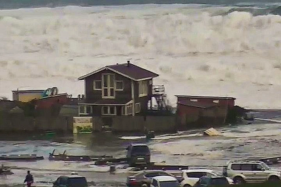 Огромные волны обрушились на побережье Хасанского района
