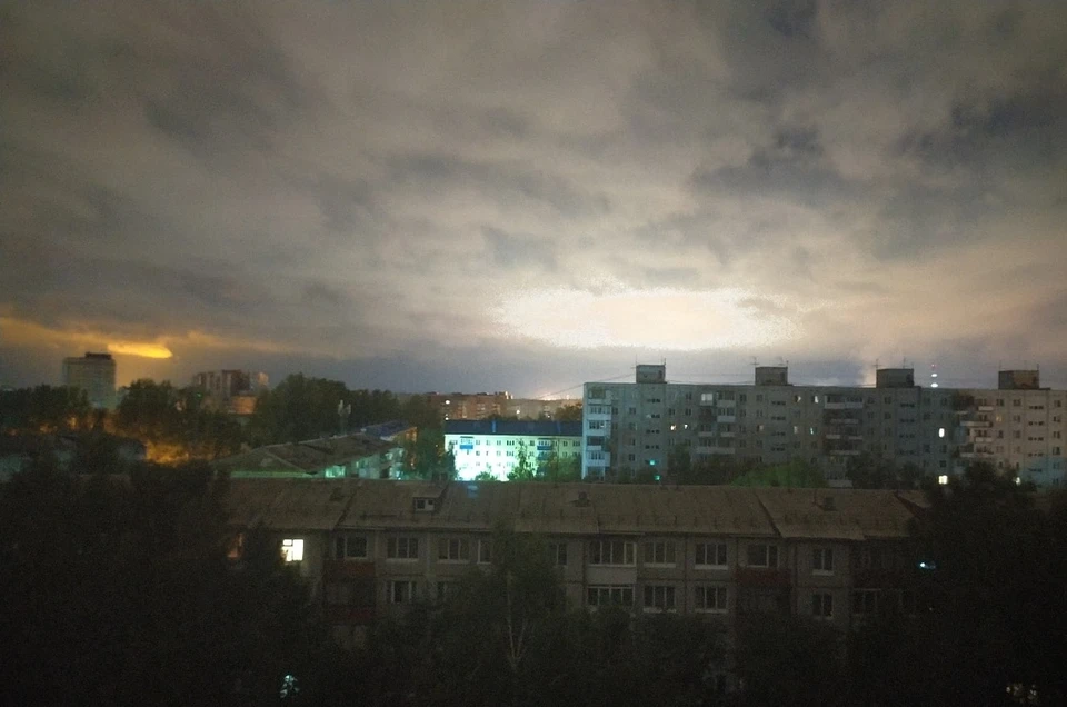 Ночью в небе над Омском повис шлейф от выбросов.