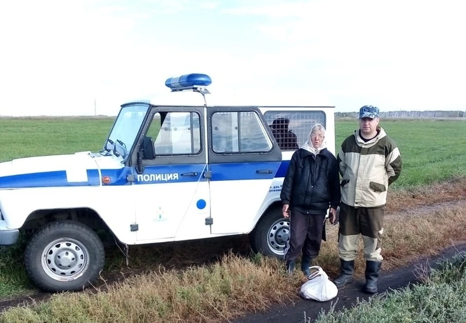 62-летняя пенсионерка всю ночь провела в лес на поваленном дереве.