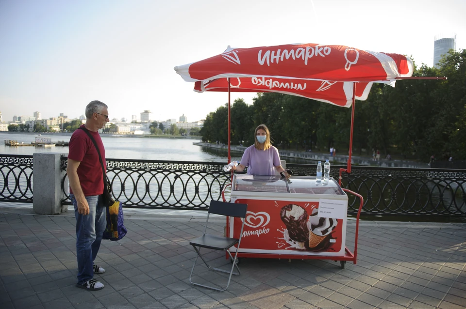 Часть мороженого мужчины продали и купили спиртное