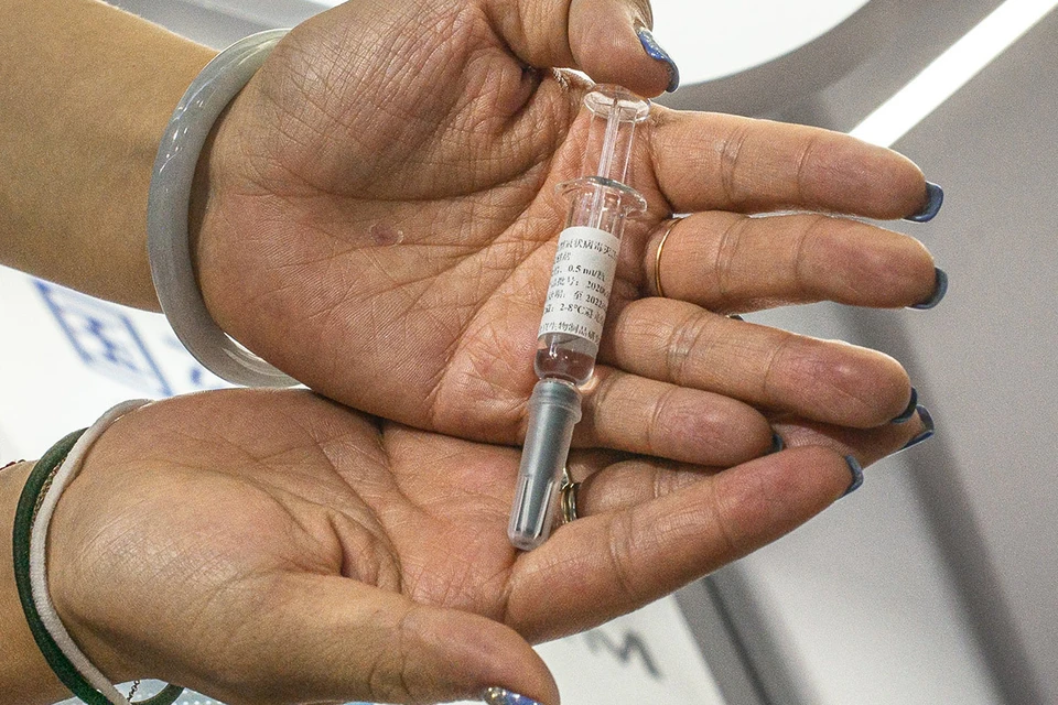 Вакцина от Covid-19 китайской компании Sinovac Biotech на выставке в Пекине.