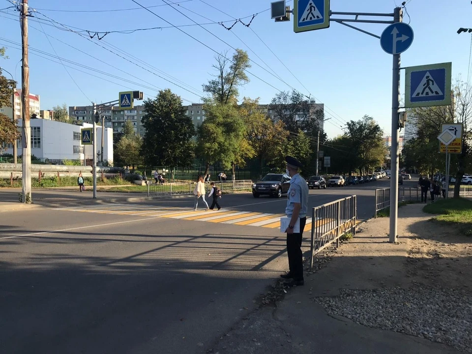 Полицейские помогают школьникам адаптироваться на дорогах