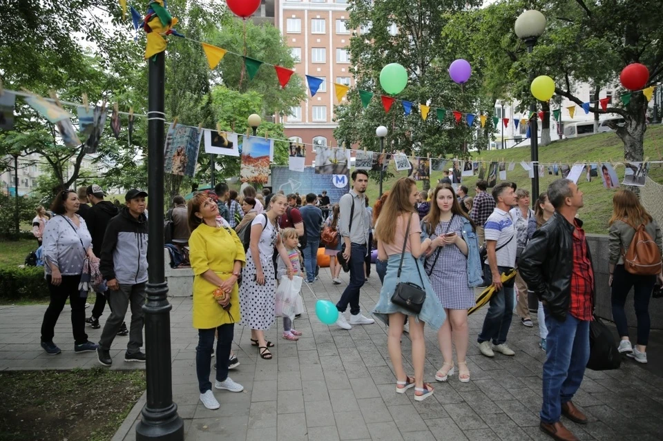 Во Владивостоке проходит фестиваль «В_город», но без парада выпускников.