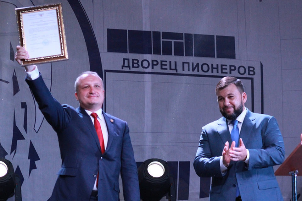 Денис Пушилин вручил Сергею Голощапову текст указ о присвоении Макеевке почетного звания. Фото: denis-pushilin.ru