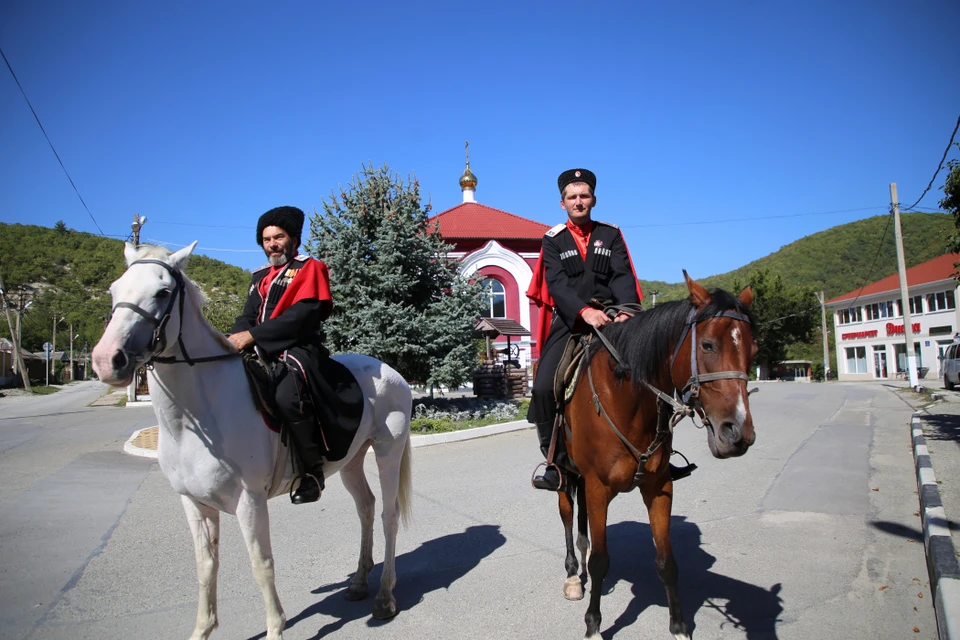 Сергей Агафангелос и Шалва Аджиев верхом на Красавчике и Лафете. Фото: администрация Геленджика