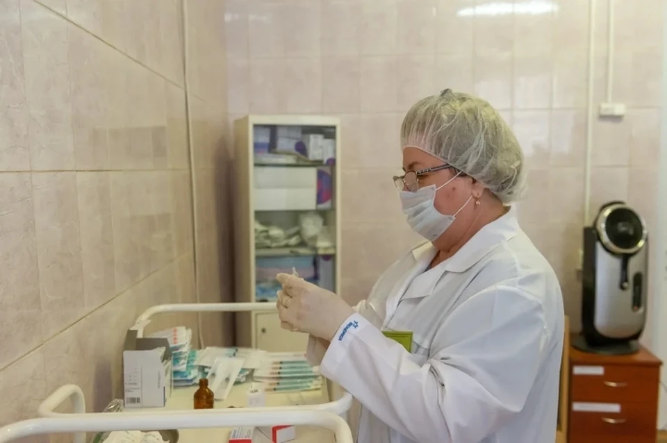 В Санкт-Петербург направили вакцину от коронавируса для врачей.