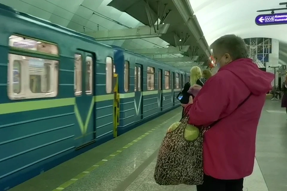 Неисправный состав сильно задержал движение остальных поездов на фиолетовой ветке метро Санкт-Петербурга.