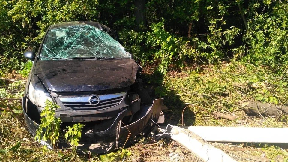 Водителя на скорой увезли в больницу с места аварии