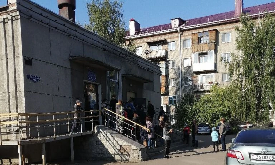 Каждое утро перед входом в поликлинику №6 образуется очередь.
