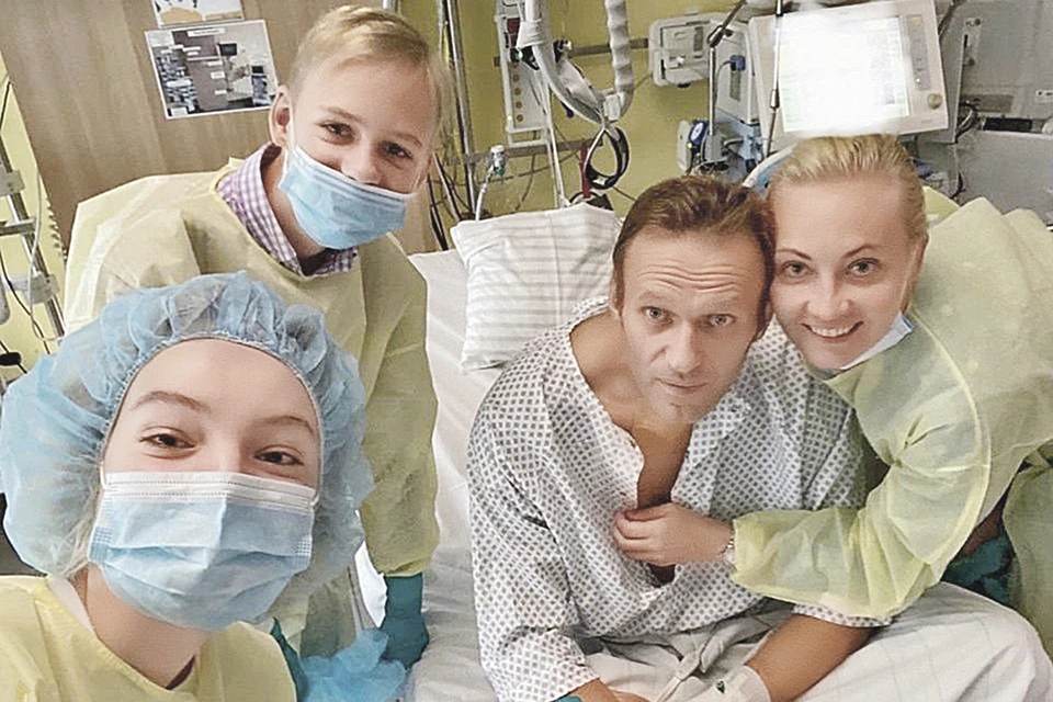 Та самая карточка из «Шарите». Алексей Навальный, его жена Юлия, сын Захар и дочь Даша. Всем здоровья!