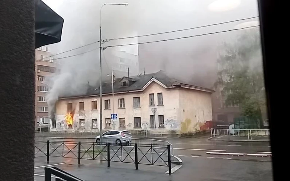 На улице Комсомольской в Тюмени полыхает дом. Скриншот из видео Татьяны Кузнецовой.