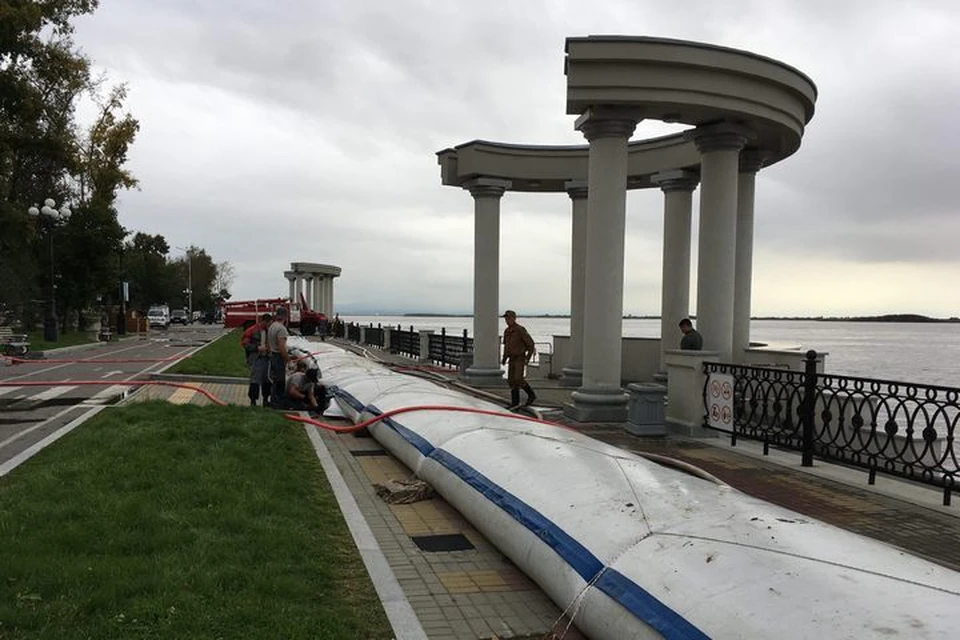 Амур атакует: В Хабаровске на набережной экстренно начали возводить водоналивную дамбу