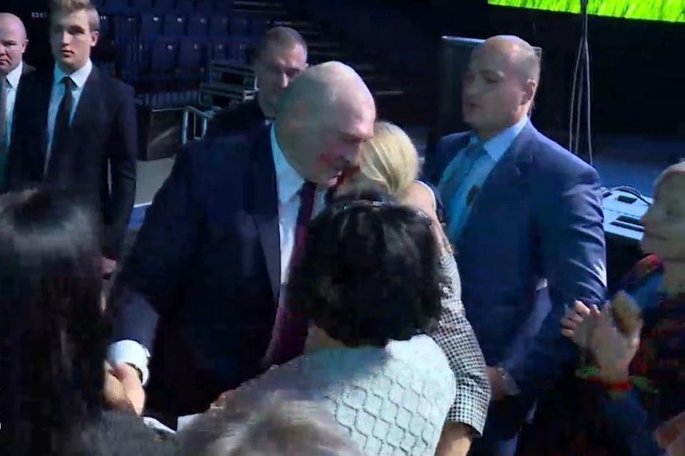 Лукашенко поцеловали на женском форуме