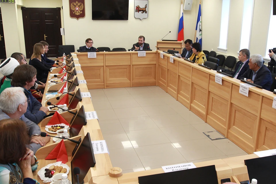 Депутаты и спикер Заксобрания встретились с членами Общественной палаты.