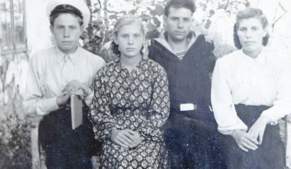 Анастасия Фоминична (справа) с братьями и сестрой Маней (начало 50-х).