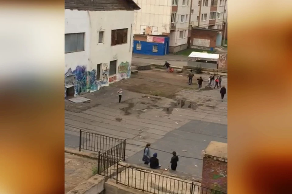 Местные жители каждый день наблюдают как молодежь или бомжи распивают алкоголь и горлопанят под окнами. Фото: соцсети