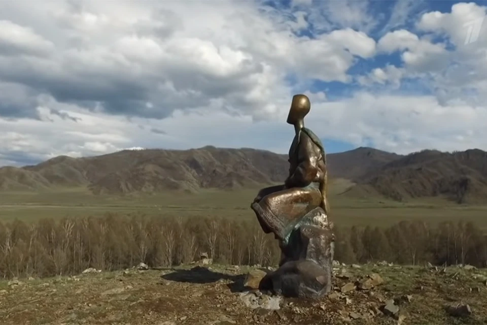 Одна из достопримечательностей Республики Алтай - мальчик с сусликом