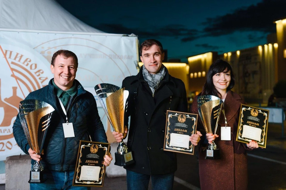 Евгений Бран (в центре) был признан победителем конкурса "Лучший пивовар"