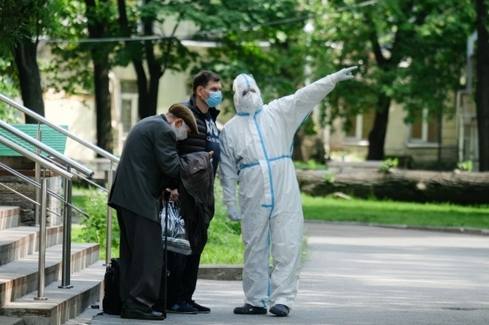 Владимир Уйба: "Выходим в общественные места - обязательно надеваем маски".