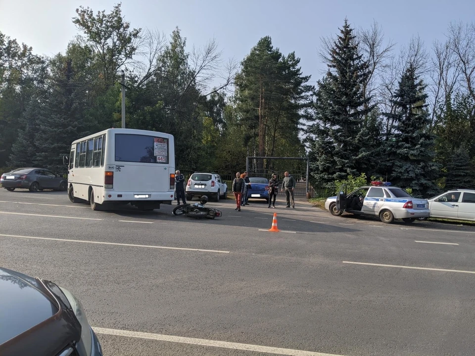 В Орловской области автобус сбил на развороте мотоциклиста. Фото региональной Госавтоинспекции