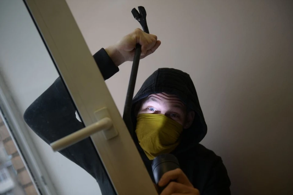 Вор отогнул металлическую решетку на входе и проник в помещение.