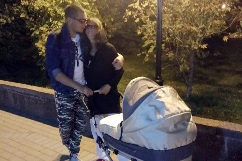 На этом фото счастливая мама с другом на прогулке с новорожденным сыном
