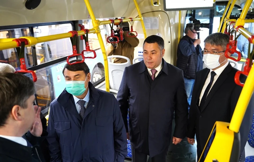Губернатор Игорь Руденя и помощник президента РФ Игорь Левитин в салоне городского автобуса. Фото: ПТО