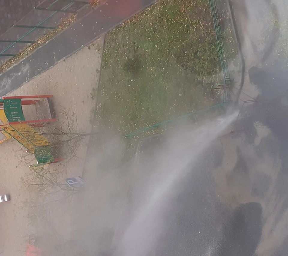 В Тюмени на Стахановцев забил «фонтан» из кипятка. Фото: Денис Родин