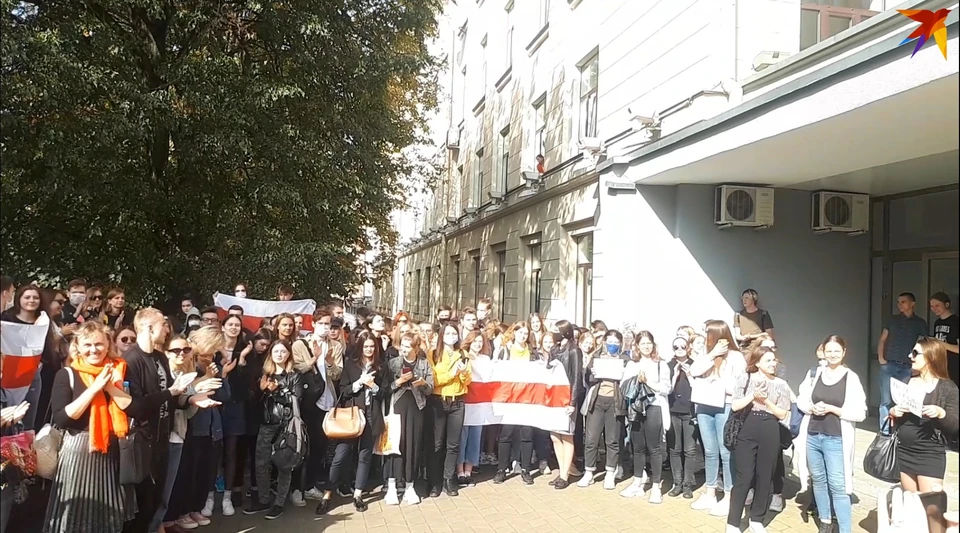 Студенты и преподаватели по-прежнему выходят на мирные протесты.