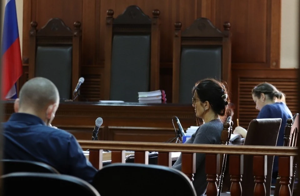 Елена Белая (в центре) и Элина Сушкевич (справа) в зале Калининградского областного суда.