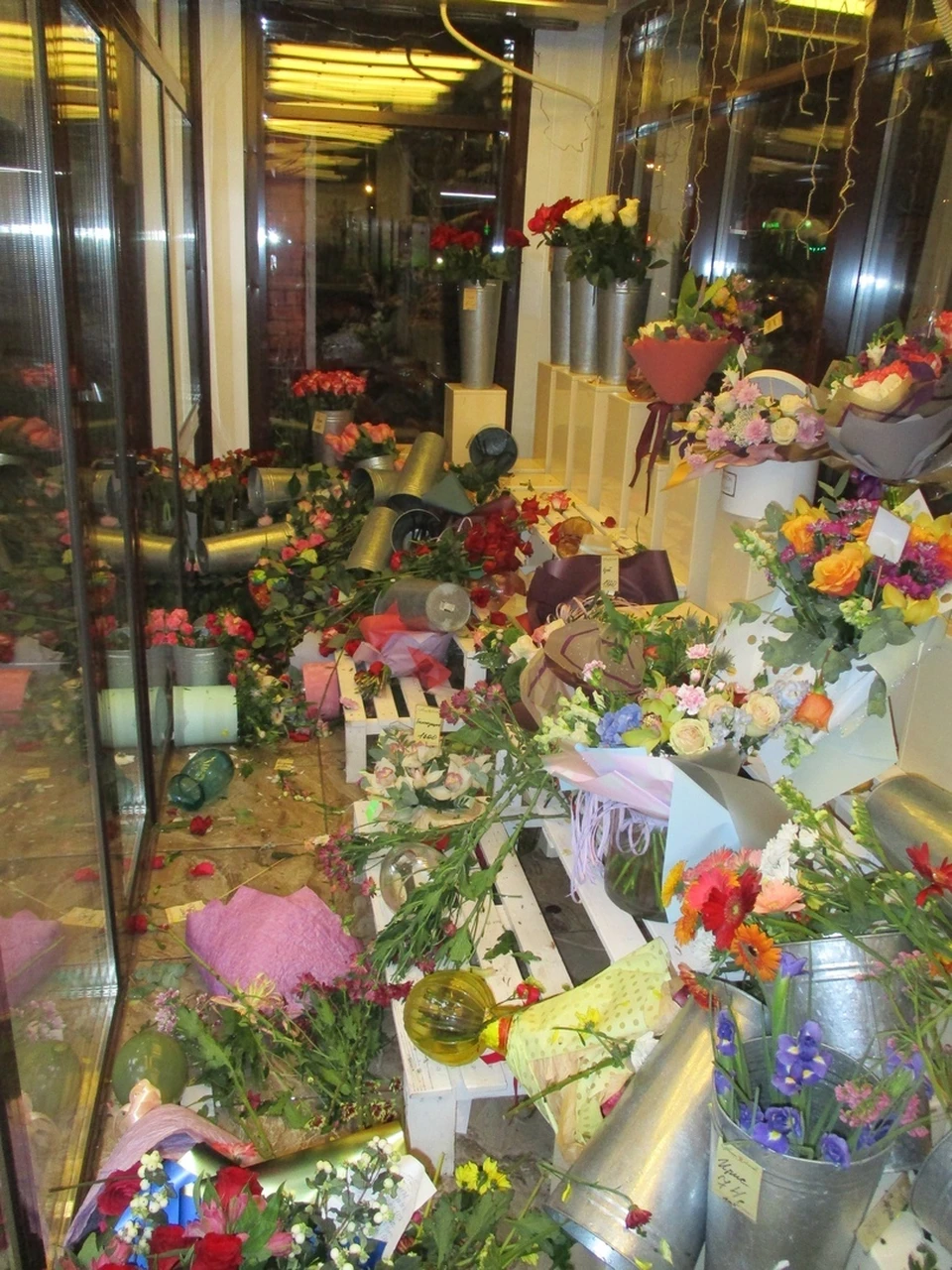 Дебошир испортил все цветы, которые были в магазине.