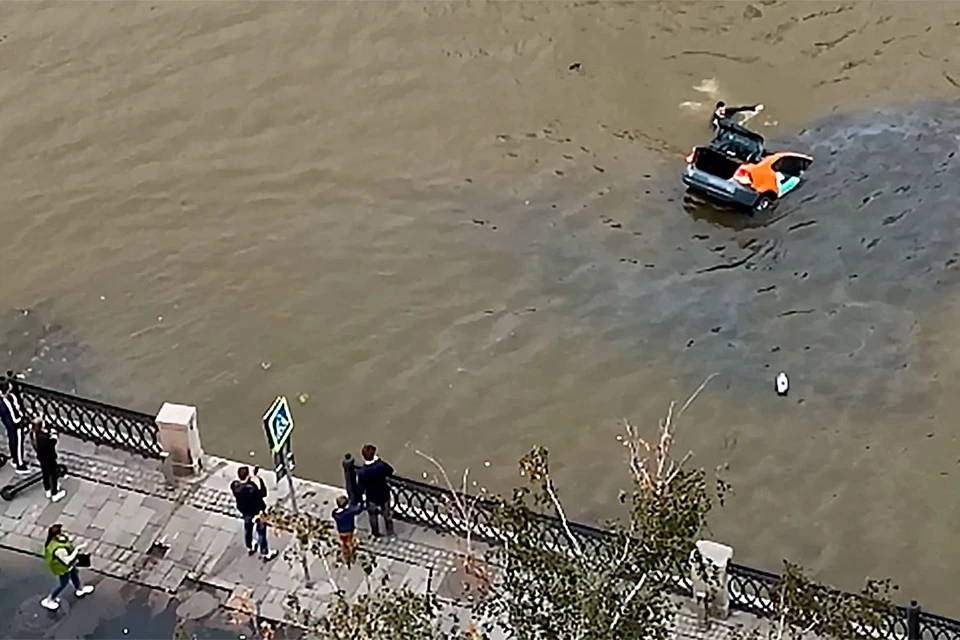 В центре Москвы каршеринговый автомобиль упал в реку