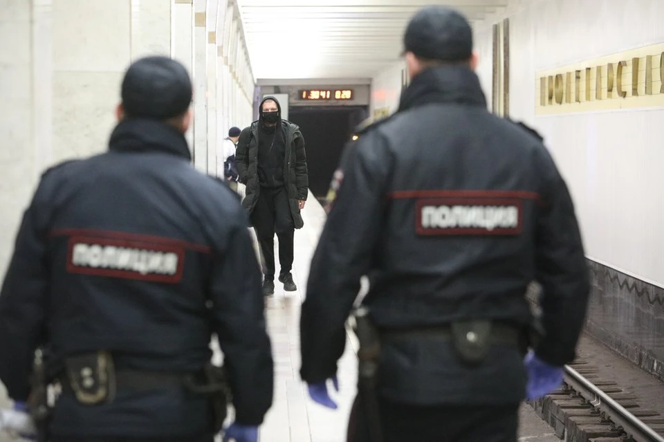 Полиция начала проверять, носят ли пассажиры метро маски.