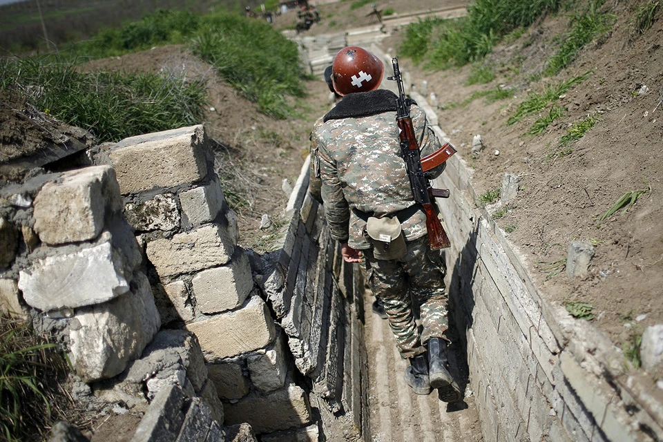 Боец армии Нагорного Карабаха отправляется на позицию.