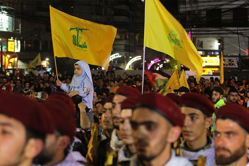 Девочка с флагом "Хезболлы" на митинге в Бейруте.