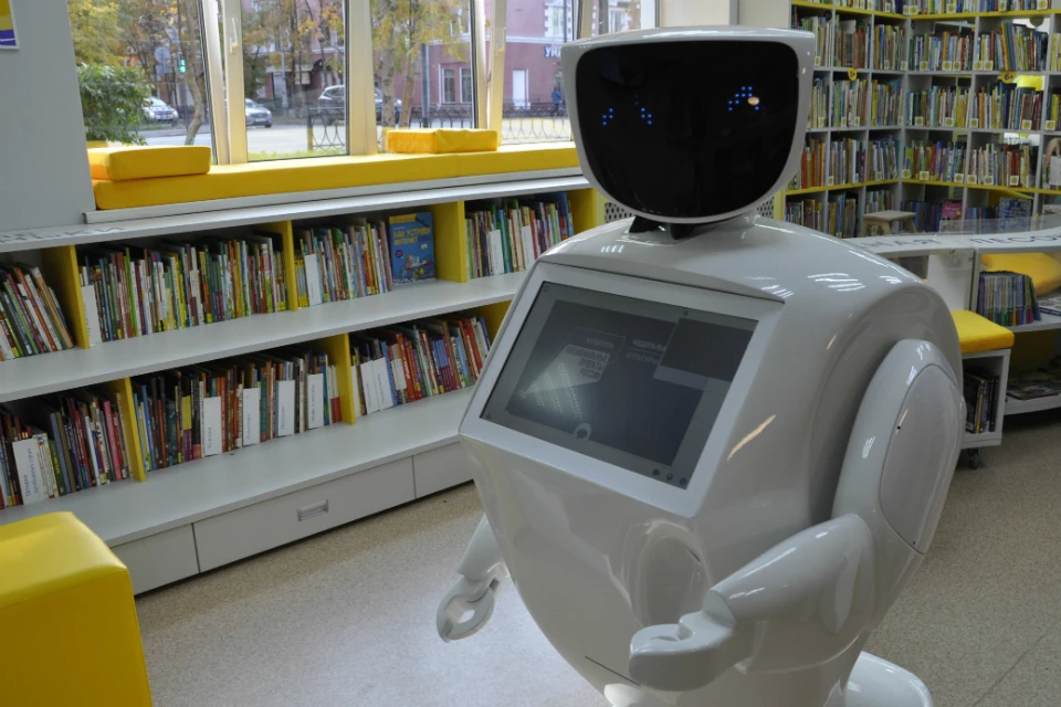 Умный и добрый робот ответит на вопросы и поможет с навигацией.