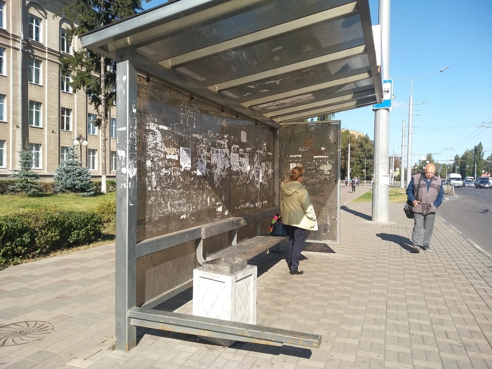 Металлические конструкции очистят от коррозии, покрасят и заменят деформированный и разбитый поликарбонат