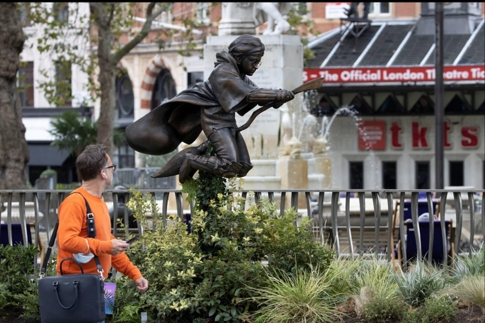 В центре Лондона появился памятник Гарри Поттеру